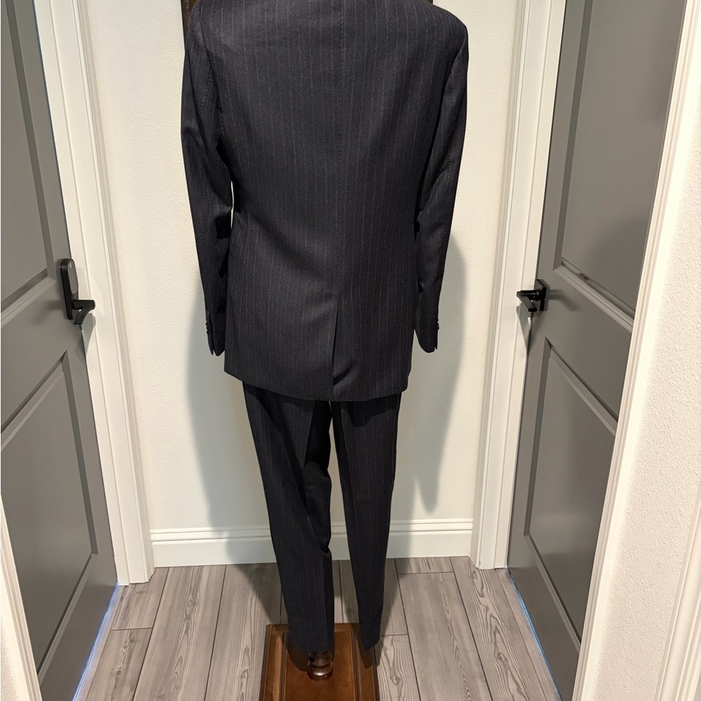 Elegant Charcoal Grey Banana Republic Luxury Suit 100% Wool - Picture 3 of 9